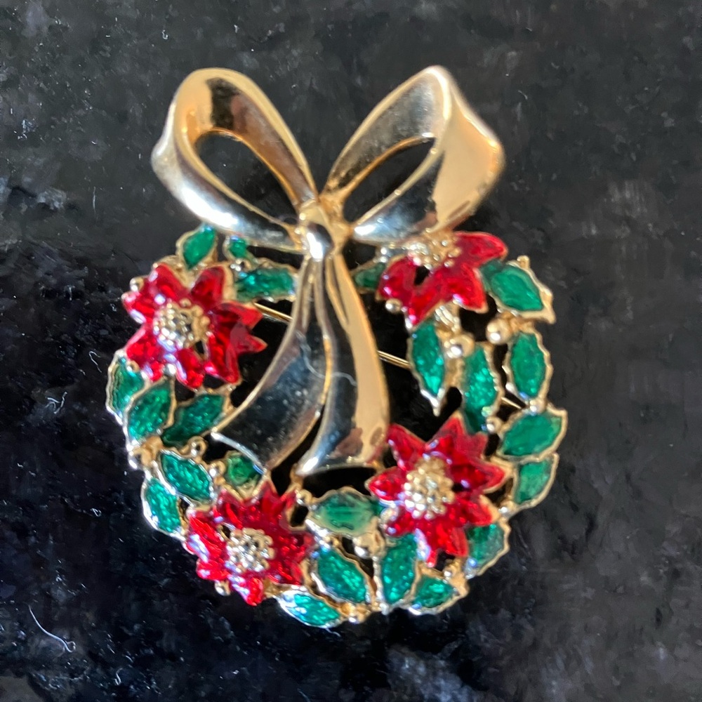 Vintage Gold Tone Red Wreath Brooch